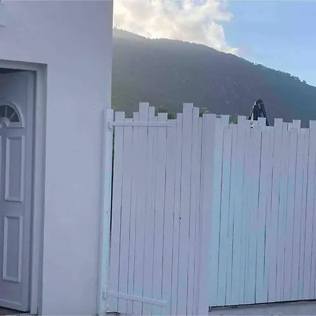 Petite Maison Avec Terrasse. *