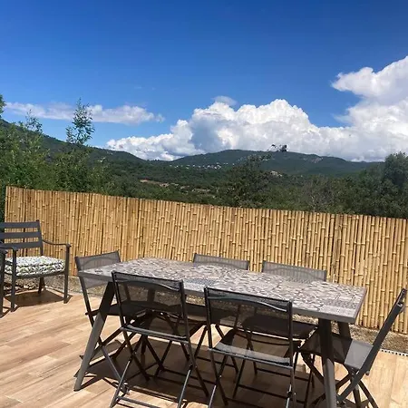 Petite Maison Avec Terrasse. *