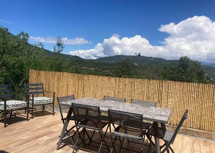 Petite Maison Avec Terrasse. *