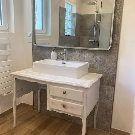 Hébergement de vacances Petite Maison Avec Terrasse. *